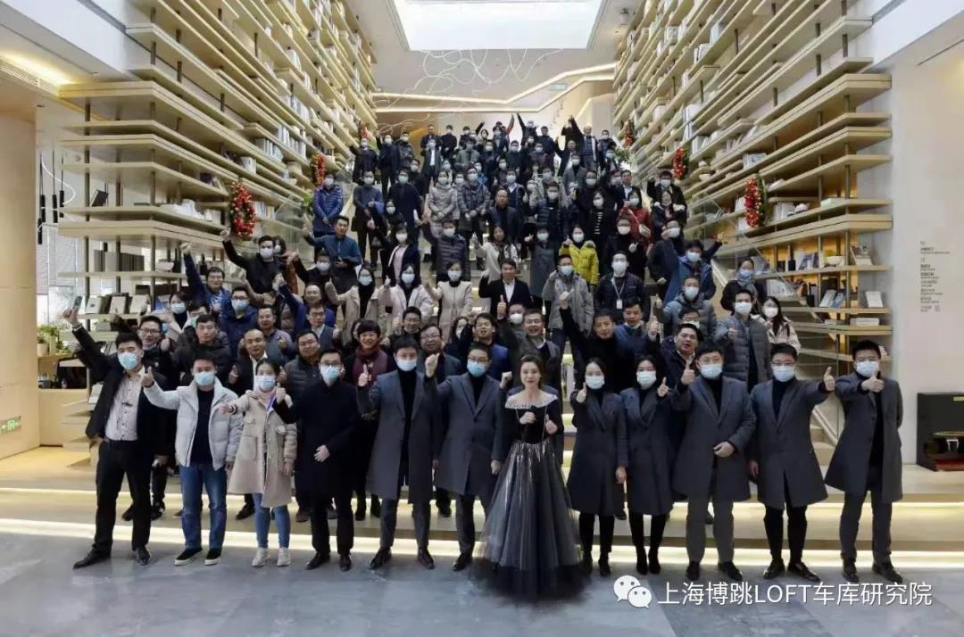 铁门关全国一百多人在华侨城汉口道6号参观研讨LOFT专利车库技术！